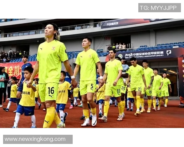 客胜三镇成功保级球迷热情迎接深圳新鹏城全队归来 客胜三镇成功保级球迷热情迎接深圳新鹏城全队归来