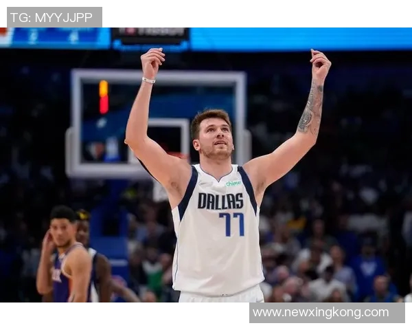 东契奇训练时单脚投三分球10米远险些命中引发里夫斯惊叹