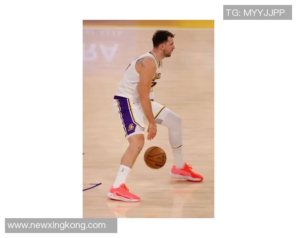 东契奇背打博格丹遭遇撞击疑似小腿受伤引发关注